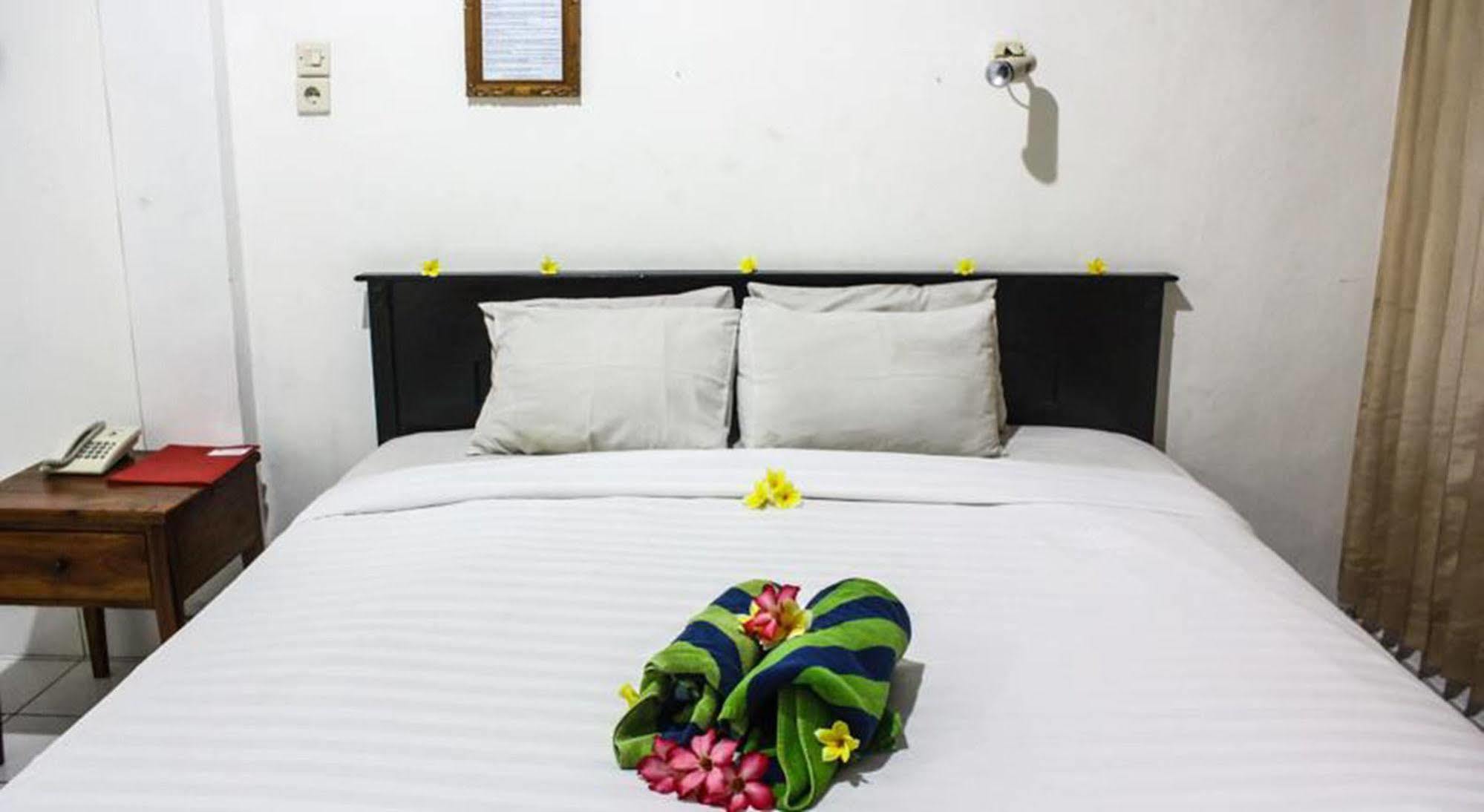 Hotel Puri Tanah Lot Kuta Lombok Exteriör bild